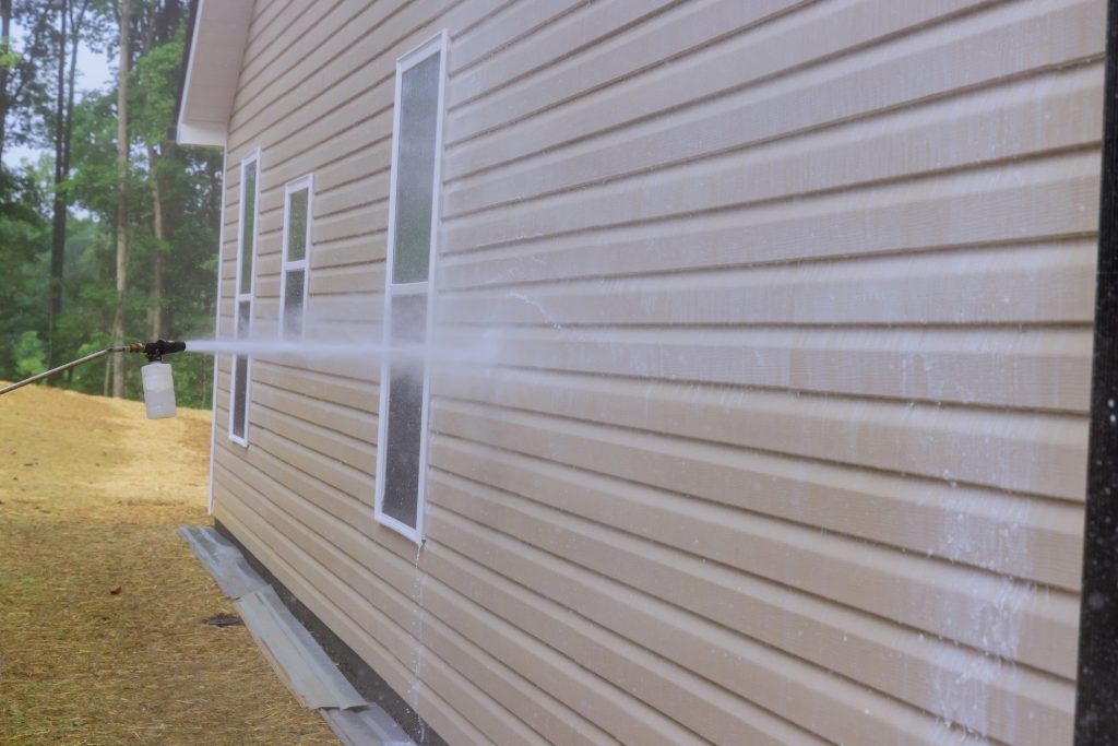 Maintenance services for washing siding houses